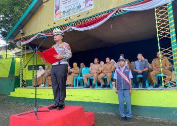Pimpin Upacara di SMAN 7, Kasat Lantas Polres Wajo Beri Cendera Mata ke Pelajar