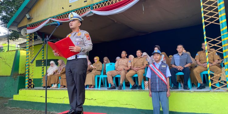Pimpin Upacara di SMAN 7, Kasat Lantas Polres Wajo Beri Cendera Mata ke Pelajar