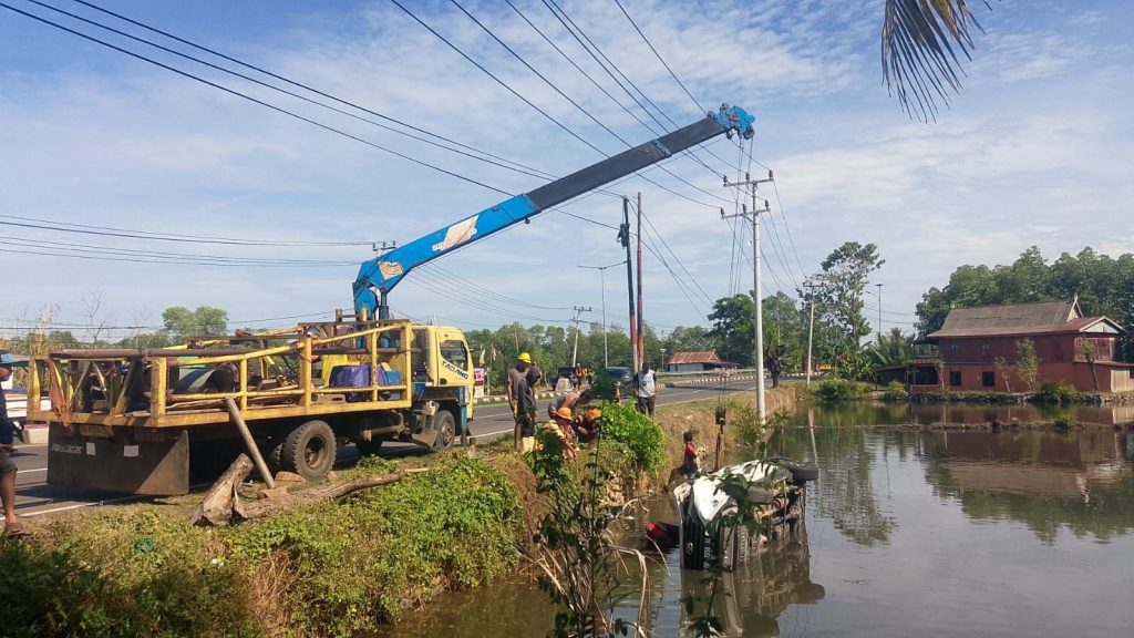 Satlantas Polres Maros Respon Cepat Kejadian Minibus Terjun Ke Empang