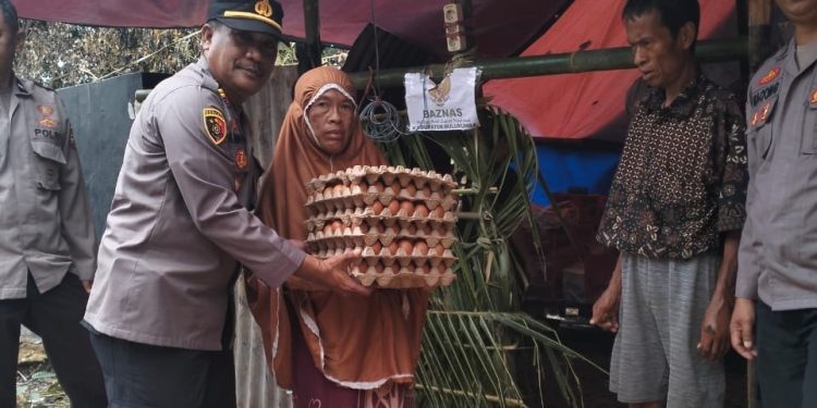 Polsek Kajang dan Bhayangkari Salurkan Bantuan Sosial untuk Korban Kebakaran