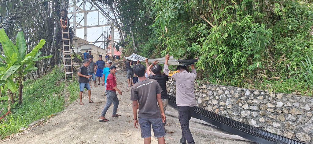 Babinkamtibmas Polsek Makale Polres Tator Gotong Royong Bersama Warga