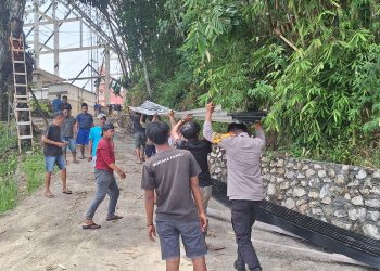 Babinkamtibmas Polsek Makale Polres Tator Gotong Royong Bersama Warga