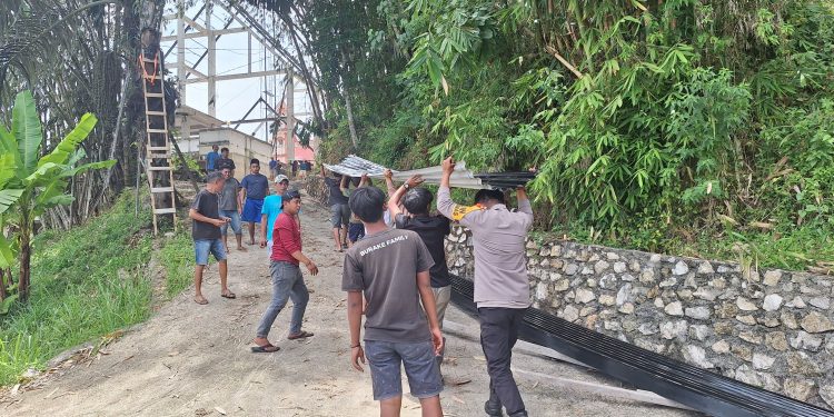 Babinkamtibmas Polsek Makale Polres Tator Gotong Royong Bersama Warga