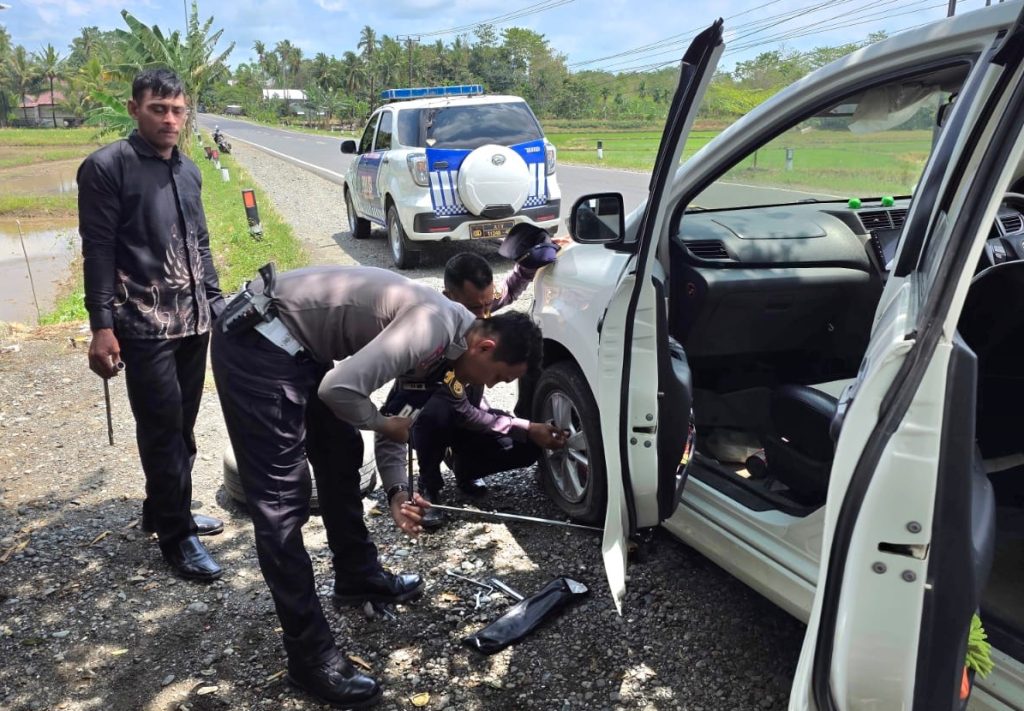 Unit Turjawali Sat Lantas Polres Wajo Gelar Polantas Menyapa dan Bantu Pengendara di Jalan