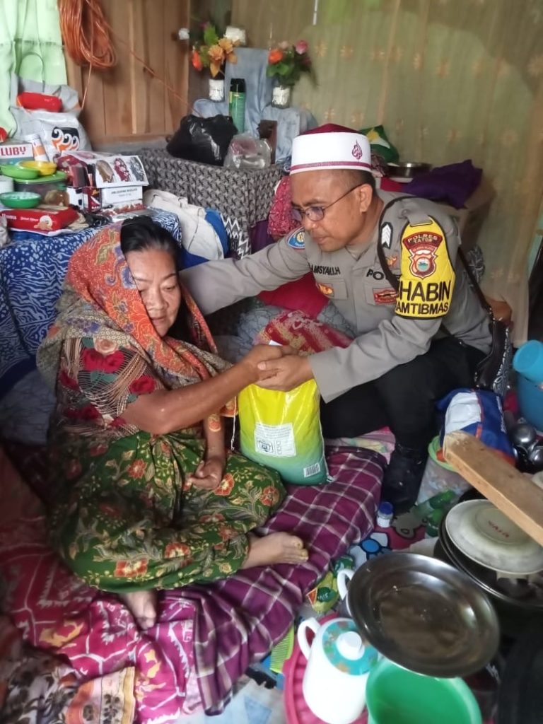 Polsek Makale Polres Tator Berikan Bantuan Bagi Warga Binaan yang Sakit di Batu Papan