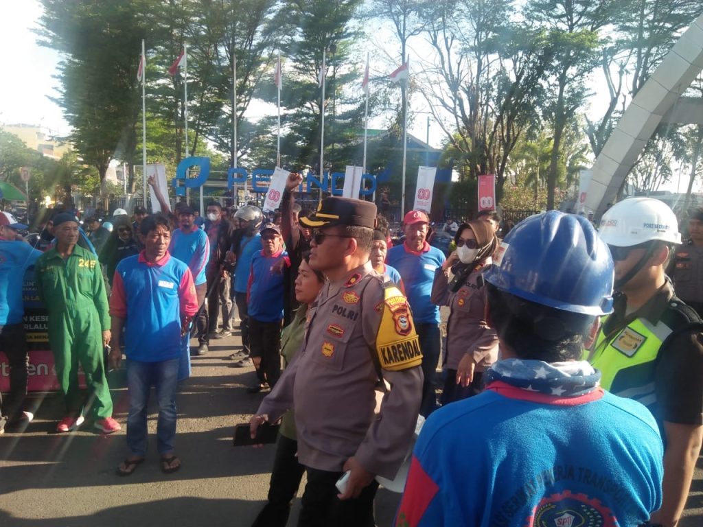 TKBM dan TK Bagasi Melakukan Aksi Demonstrasi Secara Damai di Depan Pelabuhan Makassar