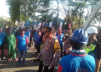 TKBM dan TK Bagasi Melakukan Aksi Demonstrasi Secara Damai di Depan Pelabuhan Makassar