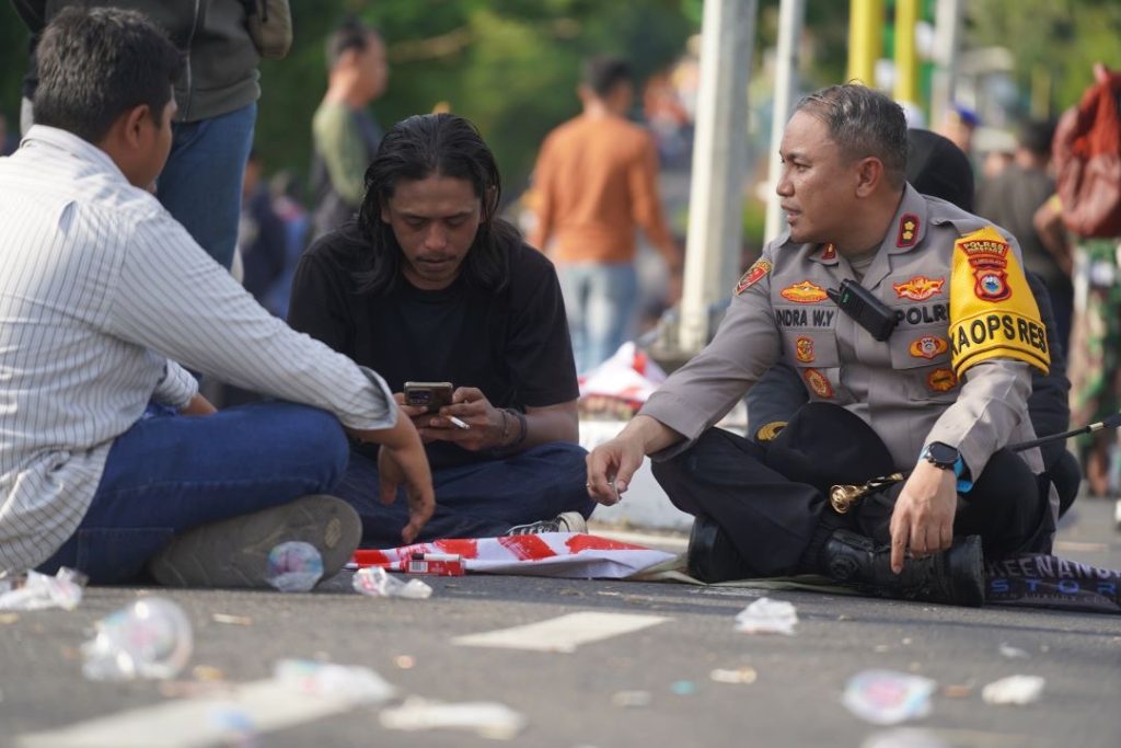 Kapolres Parepare Duduk Berbaur Dengan Pendemo di Depan DPRD