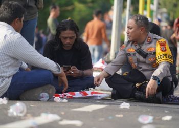 Kapolres Parepare Duduk Berbaur Dengan Pendemo di Depan DPRD