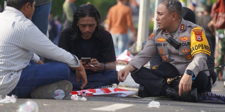 Kapolres Parepare Duduk Berbaur Dengan Pendemo di Depan DPRD