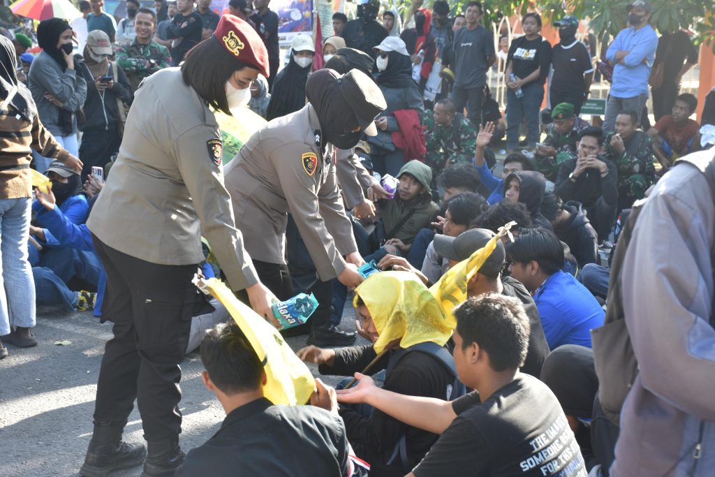 Polwan Polres Bulukumba Dapat Ucapan Selamat HUT ke-77 di Tengah Tugas Pengamanan Unras