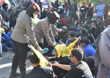 Polwan Polres Bulukumba Dapat Ucapan Selamat HUT ke-77 di Tengah Tugas Pengamanan Unras