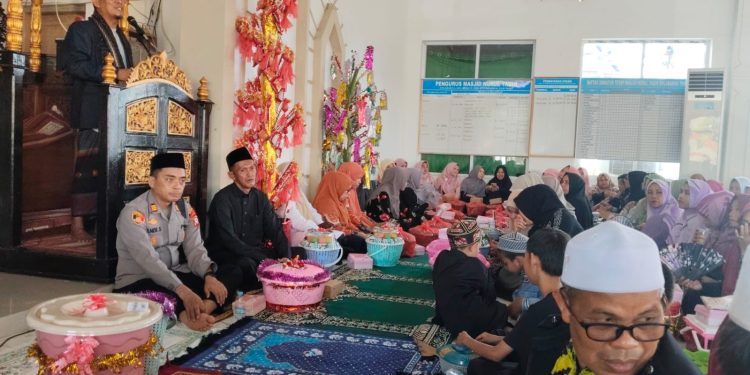 Kapolsek Pitumpanua Hadiri Perayaan Maulid Nabi di Masjid Nurul Yaqin Bolabakka