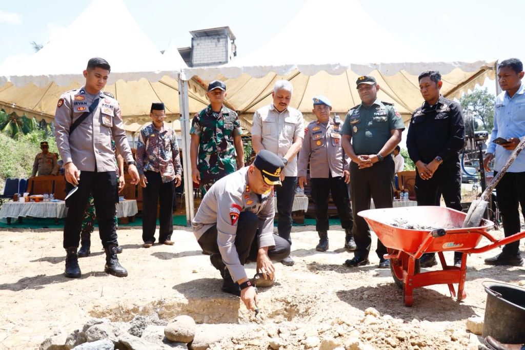 Kapolres Pinrang dan Bupati Peletakan Batu Pertama Pembangunan Pos Polisi di  Batulappa