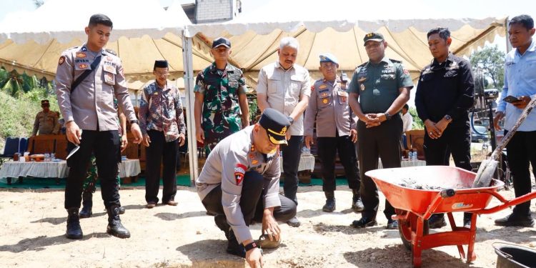 Kapolres Pinrang dan Bupati Peletakan Batu Pertama Pembangunan Pos Polisi di  Batulappa
