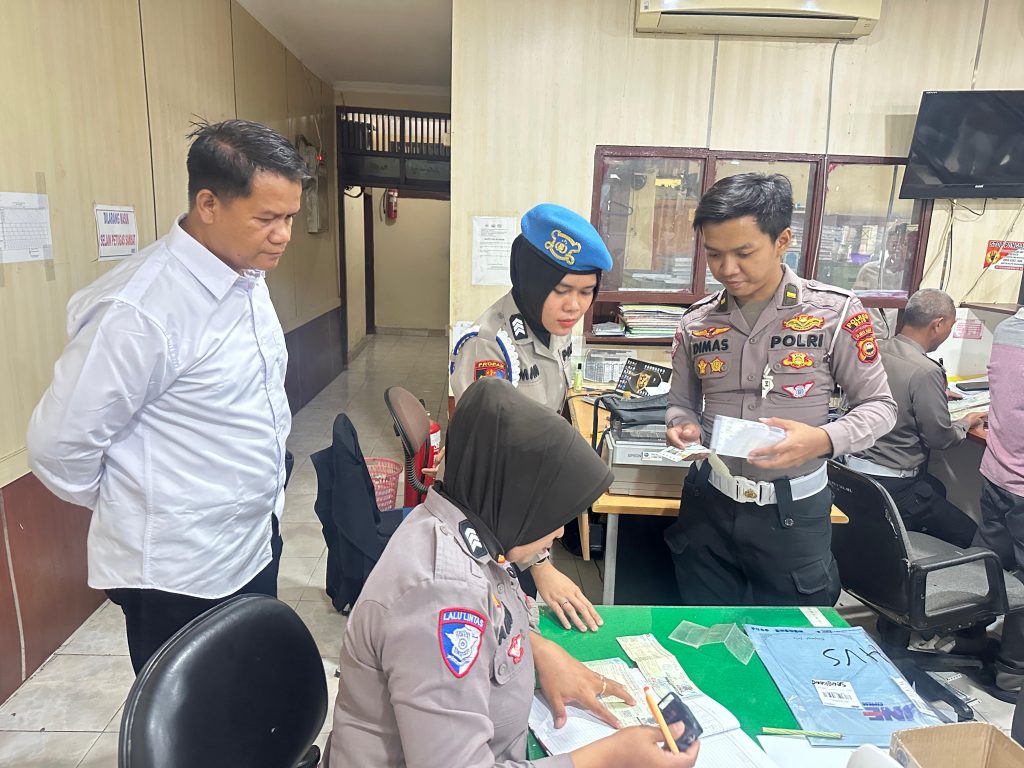 Cegah Pungli di Samsat dan Satpas, Kanit Regident dan Propam Polres Wajo Cek Pelayanan