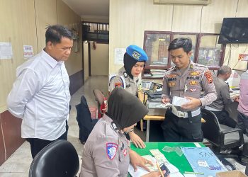 Cegah Pungli di Samsat dan Satpas, Kanit Regident dan Propam Polres Wajo Cek Pelayanan