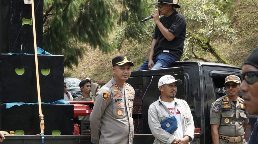 Kapolres Luwu Timur Turun Langsung Pantau Pengamanan Aksi Unjuk Rasa di Gedung DPRD