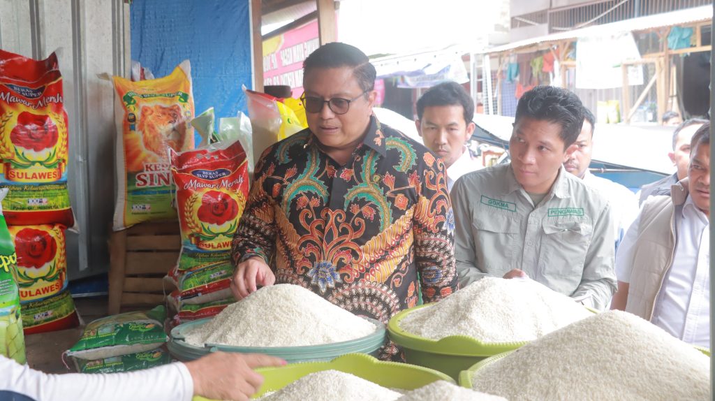 Polres Wajo Dampingi Tim Bapanas Cek Harga Beras di Pasar Mini Sengkang