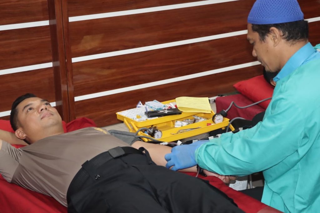 Semarak HUT Humas Polri ke-74, Kapolres Maros bersama Personel Ikut Donor Darah