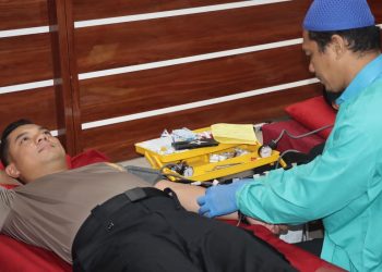 Semarak HUT Humas Polri ke-74, Kapolres Maros bersama Personel Ikut Donor Darah