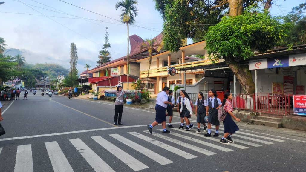 Personel Sat Lantas Polres Tana Toraja Beri Pelayanan Terbaik ke Masyarakat dan Pelajar