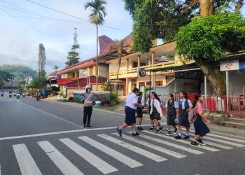 Personel Sat Lantas Polres Tana Toraja Beri Pelayanan Terbaik ke Masyarakat dan Pelajar