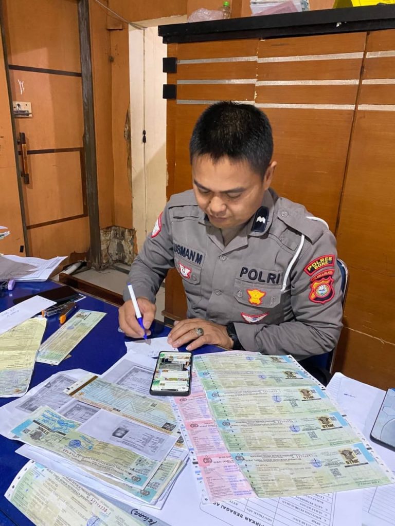 Diserbu Wajib Pajak, Satlantas Polres Bone Berikan Pelayanan Prima di Samsat
