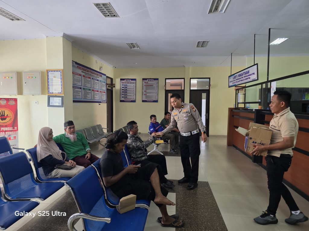 Kanit Regident Polres Luwu Utara Gelar Jumat Berkah Untuk Masyarakat Wajib Pajak di Samsat