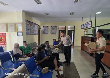 Kanit Regident Polres Luwu Utara Gelar Jumat Berkah Untuk Masyarakat Wajib Pajak di Samsat