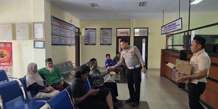 Kanit Regident Polres Luwu Utara Gelar Jumat Berkah Untuk Masyarakat Wajib Pajak di Samsat