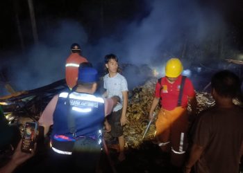 Personel Polres Bulukumba Datangi TKP Kebakaran dan Ikut Bantu Padamkan Api