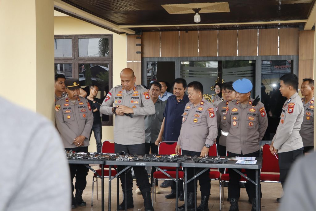 ‎Kapolres Pinrang Pimpin Langsung Pengecekan Senjata Api Personel