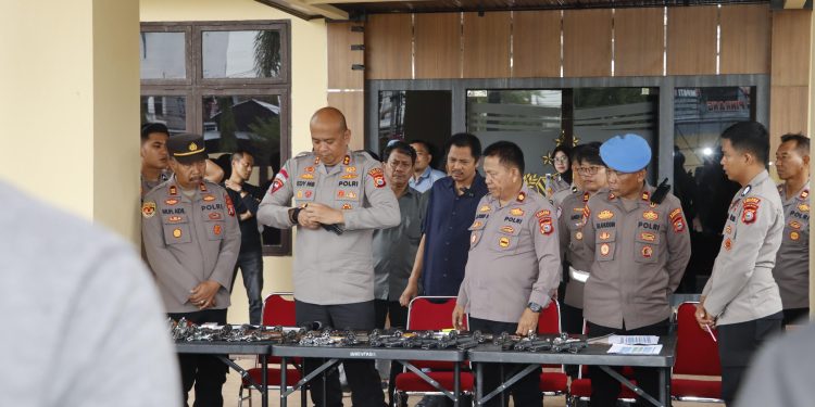 ‎Kapolres Pinrang Pimpin Langsung Pengecekan Senjata Api Personel