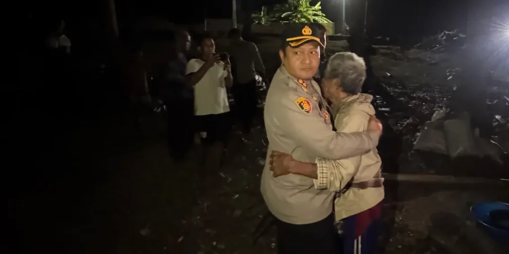 Kapolres Kepulauan Selayar Kunjungi Pasangan Lansia Korban Kebakaran Rumah di Kayu Panda