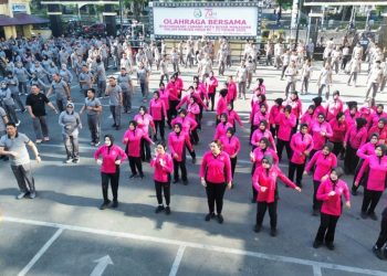 Dalam Rangka HKGB ke-73, Kapolrestabes Makassar dan Ketua Bhayangkari Pimpin Senam Bersama