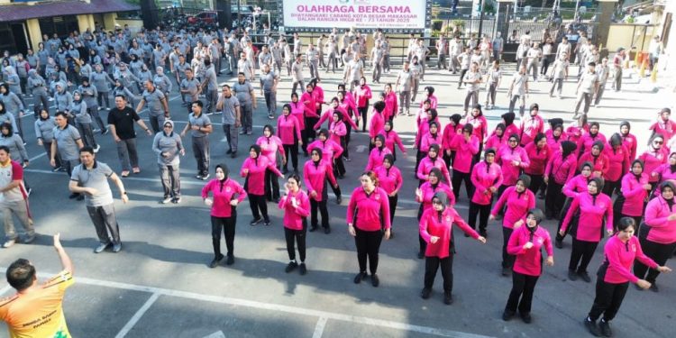 Dalam Rangka HKGB ke-73, Kapolrestabes Makassar dan Ketua Bhayangkari Pimpin Senam Bersama