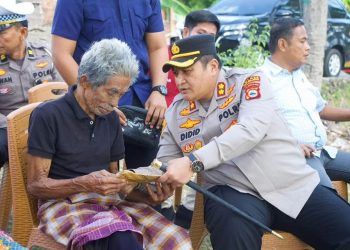 Kapolres Selayar bersama Ketua Bhayangkari Bantu Lansia Korban Kebakaran di Kayupanda