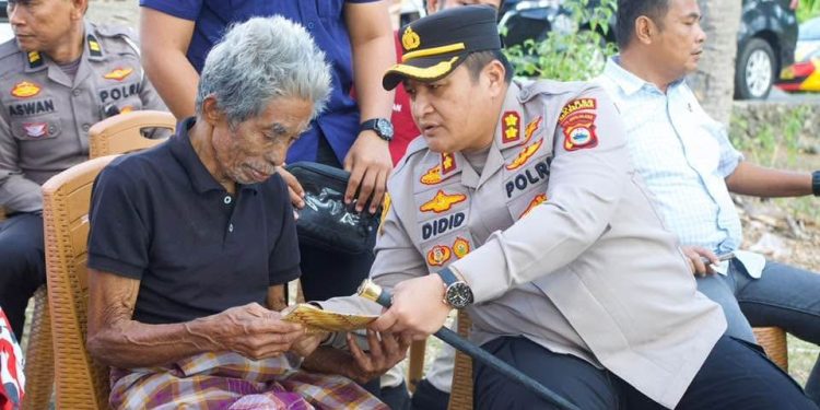 Kapolres Selayar bersama Ketua Bhayangkari Bantu Lansia Korban Kebakaran di Kayupanda
