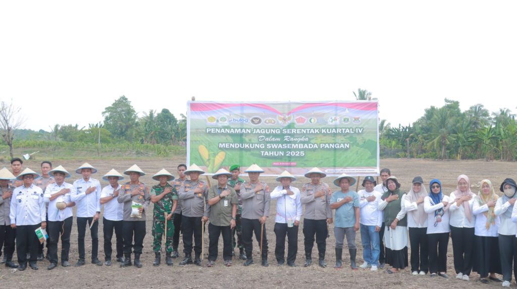 Kapolres Wajo Pimpin Penanaman Jagung Serentak Kuartal IV di Sabbangparu