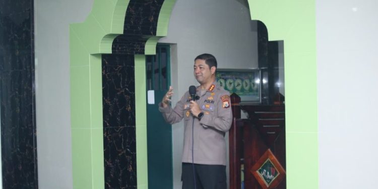Pimpin Safari di Masjid Nurul Haq, Kapolrestabes Makassar Ajak Warga Bersinergi Jaga Kondusifitas