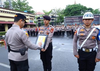 Kapolrestabes Makassar Pimpin PTDH dan Beri Penghargaan ke Personel