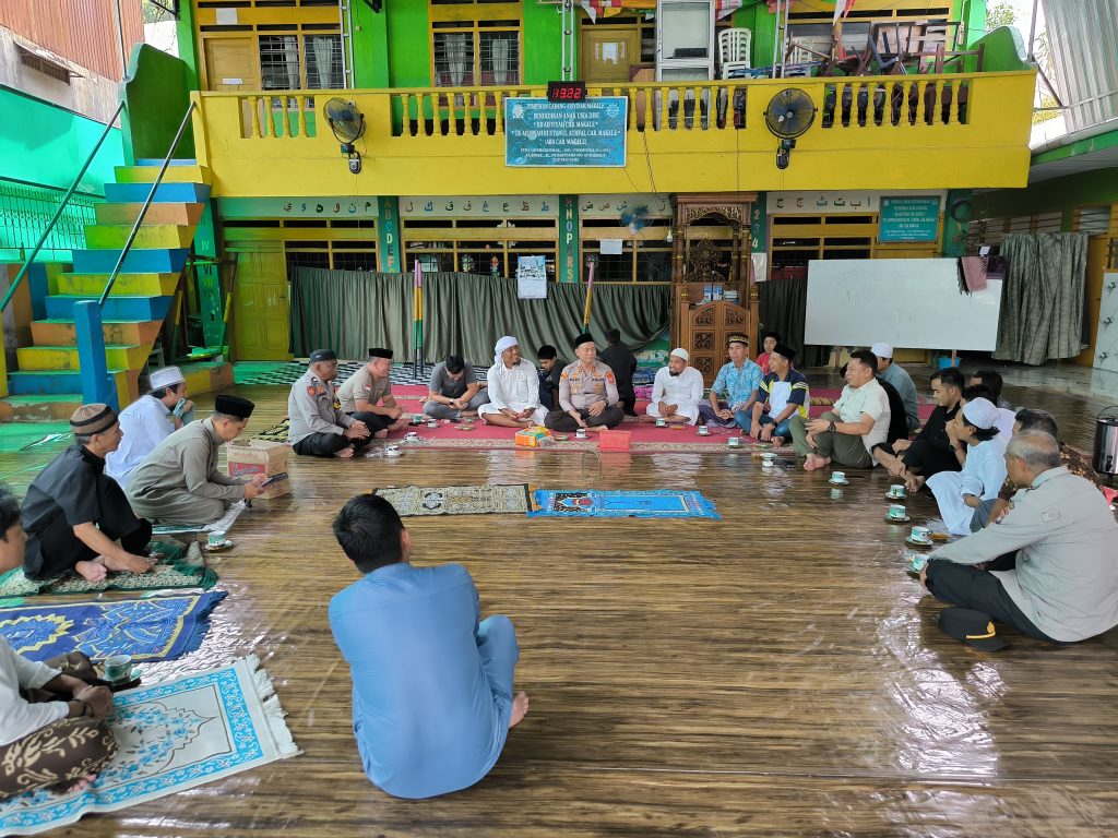 Lewat Jumat Curhat, Kapolres Tana Toraja Sampaikan Pesan Ketakwaan dan Kamtibmas