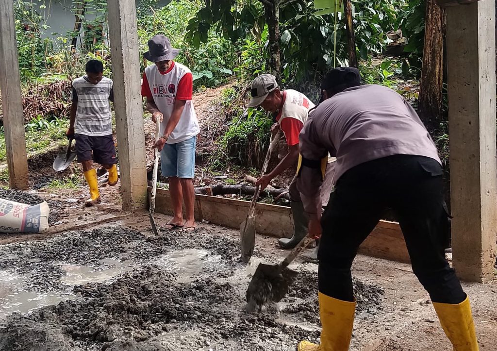Bhabinkamtibmas Polsek Mengkendek Polres Tator Gotong Royong Dengan Warga