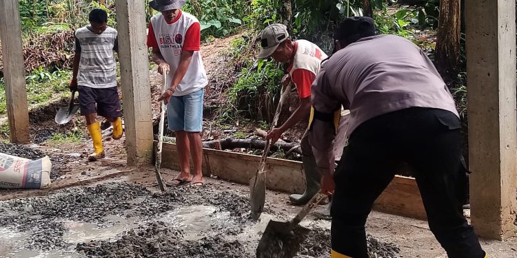 Bhabinkamtibmas Polsek Mengkendek Polres Tator Gotong Royong Dengan Warga