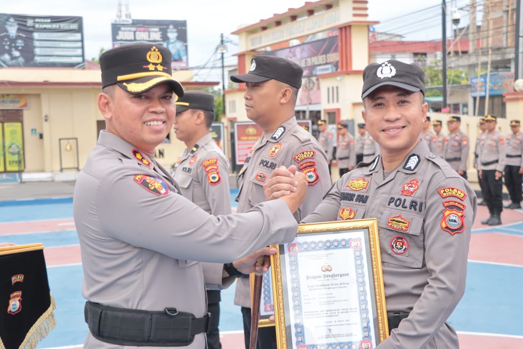 Harumkan Citra Polri, Kapolres Sidrap Ganjar Penghargaan Kepada Personel Humas