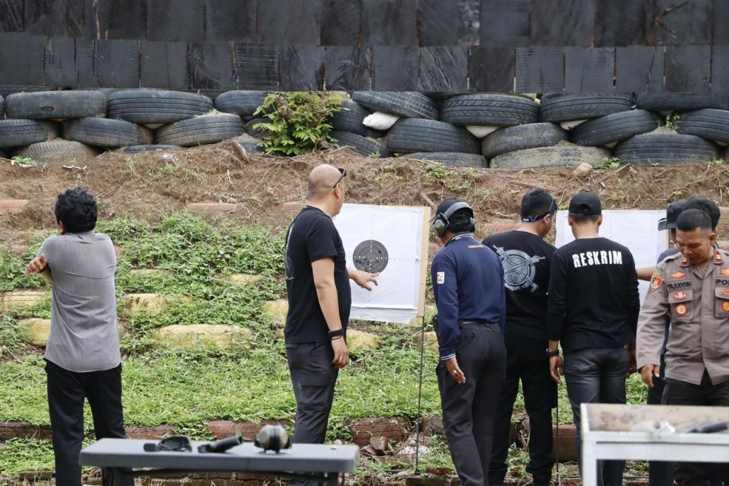 Tingkatkan Profesionalisme, Kapolres Pinrang Pimpin Latihan Menembak