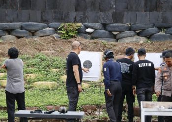 Tingkatkan Profesionalisme, Kapolres Pinrang Pimpin Latihan Menembak
