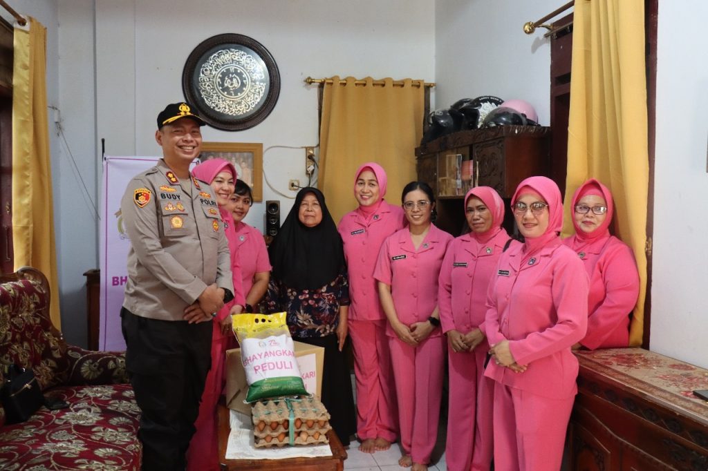 Kapolres Tana Toraja dan Bhayangkari Beri Bantuan ke Warakawuri