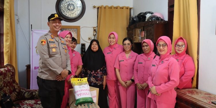 Kapolres Tana Toraja dan Bhayangkari Beri Bantuan ke Warakawuri